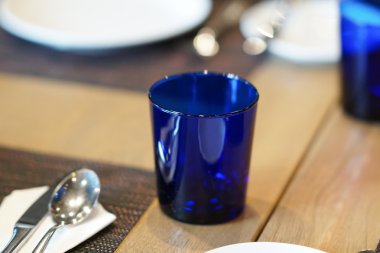 tabak, kaşık, çatal ve mavi cam ahşap tablo