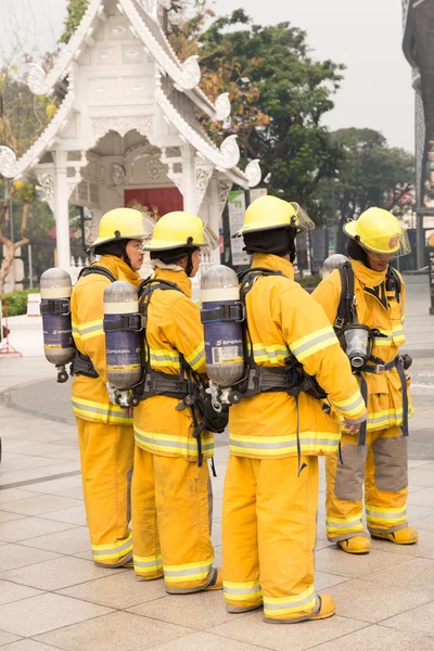 Brandweerman in mock ramp boor — Stockfoto