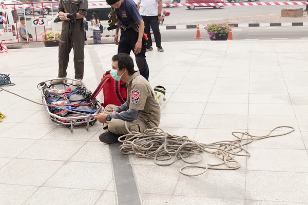 Sağlık görevlisi ve sedye sedye içinde sahte afet tatbikatı — Stok fotoğraf