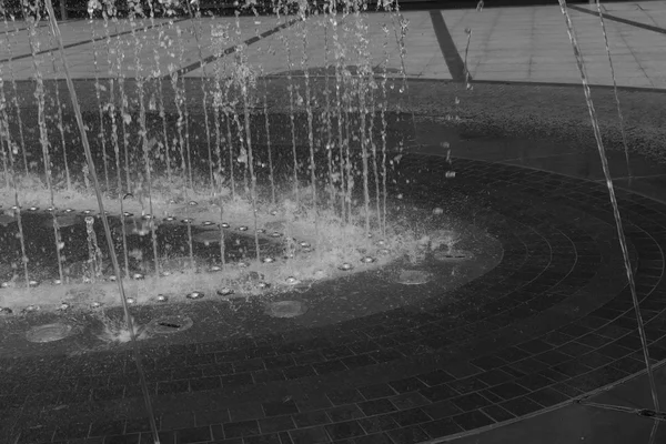 Acqua da esterno, bianco e nero — Foto Stock