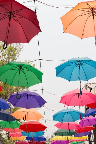 renkli şemsiye ipe asılı