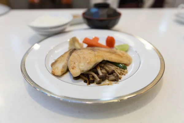 Pesce dentice alla griglia con funghi — Foto Stock