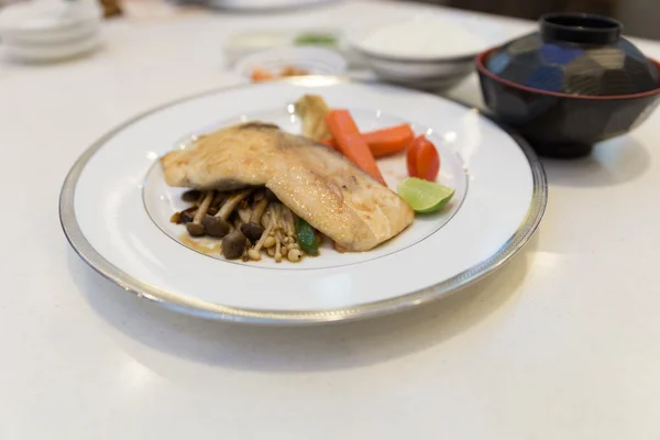 Pesce dentice alla griglia con funghi — Foto Stock