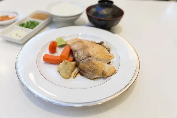 Izgara balığı mantar ile balık — Stok fotoğraf