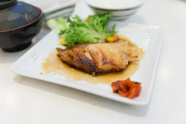 Peixe rabilho grelhado com legumes — Fotografia de Stock