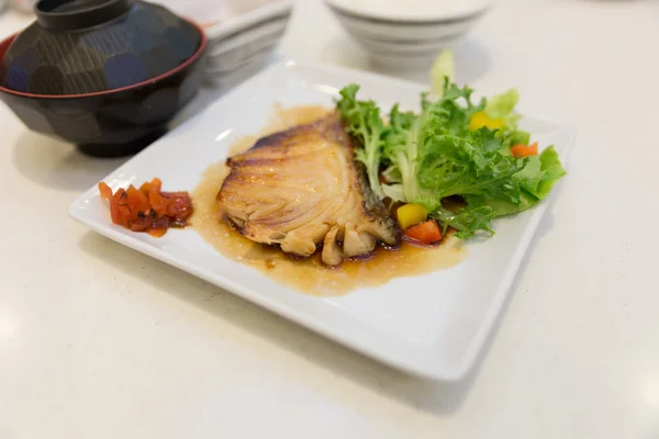 Peixe rabilho grelhado com legumes — Fotografia de Stock