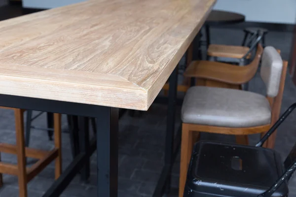 Bruin houten tafel met kruk — Stockfoto