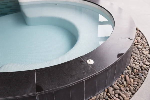 Yüzme Havuzu içinde beyaz tezgah