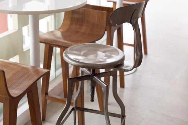 Tabouret en métal et bois avec table ronde au balcon — Photo