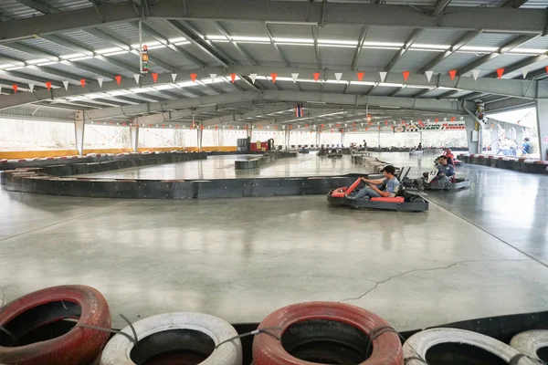 Lidé řídit vnitřní tulák go-cart — Stock fotografie