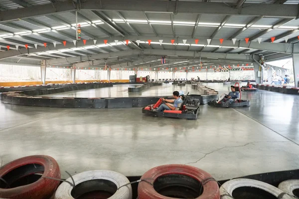 La gente conduce el carro de deriva interior — Foto de Stock