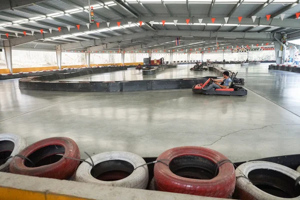 Les gens conduisent drifter intérieur go-cart — Photo