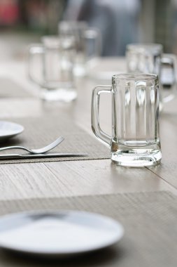 boş bardak kupa, çatal bıçak takımı ve beyaz tabak 