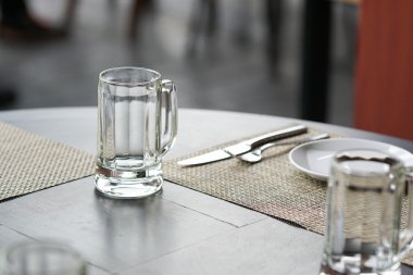 boş bardak kupa, çatal bıçak takımı ve beyaz tabak 