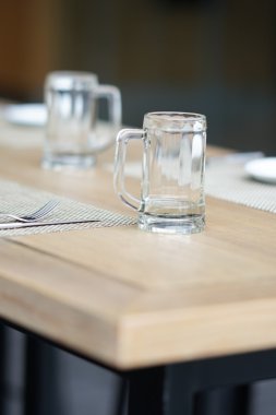 boş bardak kupa, çatal bıçak takımı ve beyaz tabak 