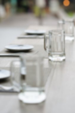 boş bardak kupa, çatal bıçak takımı ve beyaz tabak, bulanıklık ve odak 