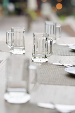 boş bardak kupa, çatal bıçak takımı ve beyaz tabak 
