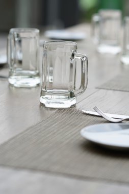 boş bardak kupa, çatal bıçak takımı ve beyaz tabak 