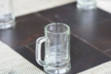 boş bardak kupa, çatal bıçak takımı ve beyaz tabak, bulanıklık ve odak 