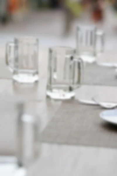 Tomma glas mugg, bestick och vita skålen, oskärpa och oskärpa — Stockfoto