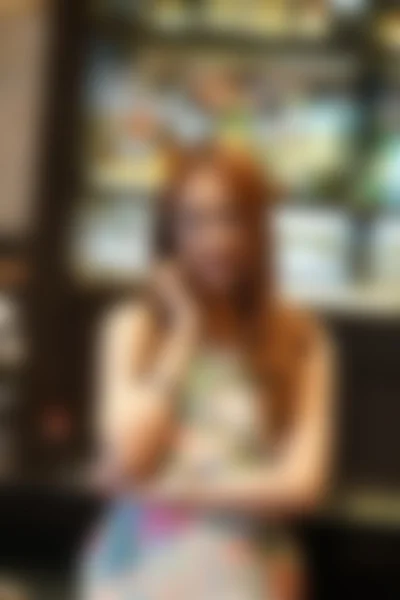 Κοπέλα στο καφενείο-καφετέρια, θολούρα και σφαιρικό διαθλαστικό σφάλμα εμφάνισε — Φωτογραφία Αρχείου