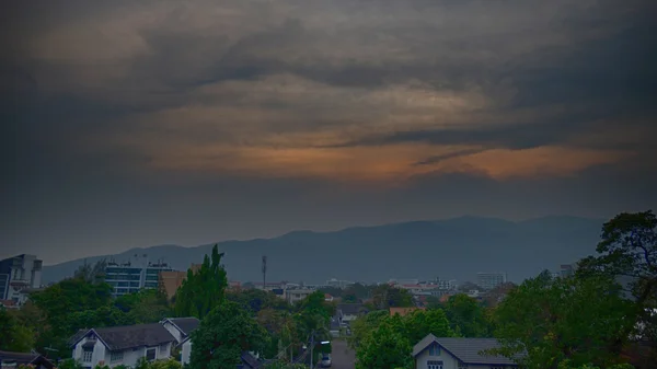 Vista de la montaña y la ciudad en el paisaje nublado al atardecer del crepúsculo —  Fotos de Stock