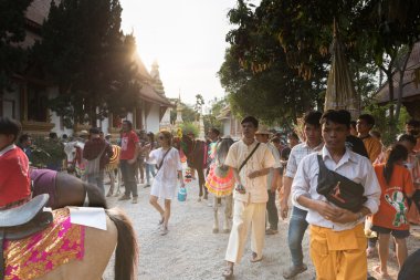 geleneksel Budist keşiş koordinasyon cerem içinde insanlar katılmak