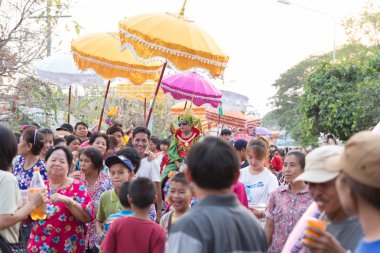 bir keşiş geleneksel Budist keşiş ord olmadan önce çocuk