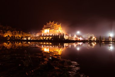 Tayland Pavyonu mimari gece gölette yanında ışık