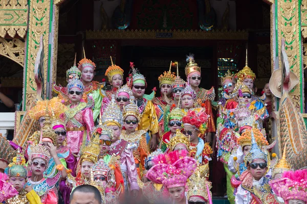 Gyermekek előtt, a szerzetes válik a hagyományos buddhista szerzetes ord — Stock Fotó