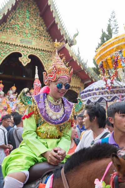 Gyermekek előtt, a szerzetes válik a hagyományos buddhista szerzetes ord — Stock Fotó