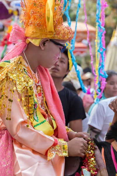 Kinder, bevor sie Mönche in traditionellen buddhistischen Mönch ord — Stockfoto