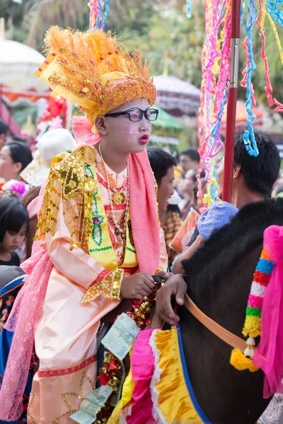 Děti, než se stal mnichem v tradiční buddhistický mnich ord — Stock fotografie