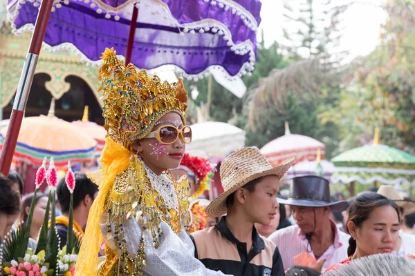 Niños antes de convertirse en un monje en el tradicional monje budista ord — Foto de Stock