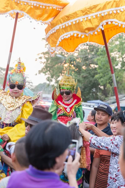 Barn innan han blev munk i traditionell buddhistisk munk ord — Stockfoto