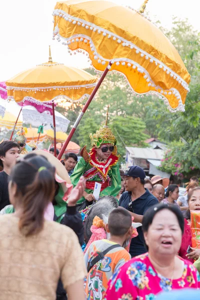 Children before becoming a monk in traditional buddhist monk ord — Stock Photo, Image