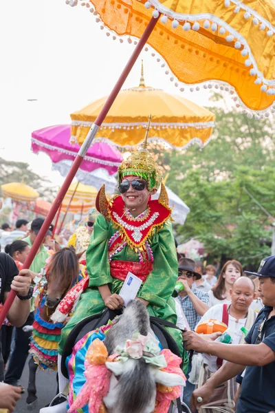 Gyermekek előtt, a szerzetes válik a hagyományos buddhista szerzetes ord — Stock Fotó