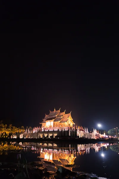 밤에 연못 옆에 태국 관 건축의 빛 — 스톡 사진