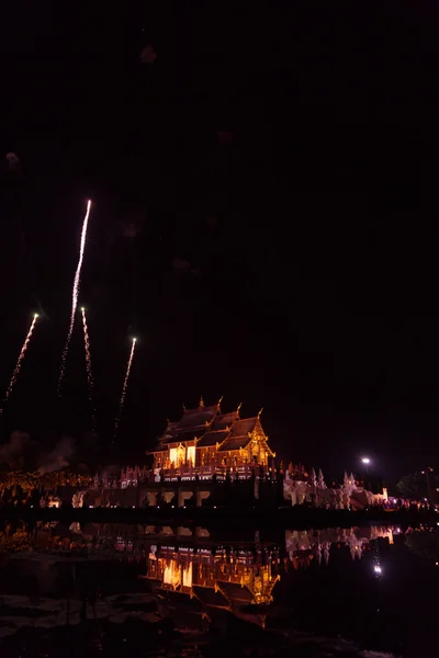 Célébration du feu d'artifice à l'architecture du pavillon asiatique avec reflet — Photo