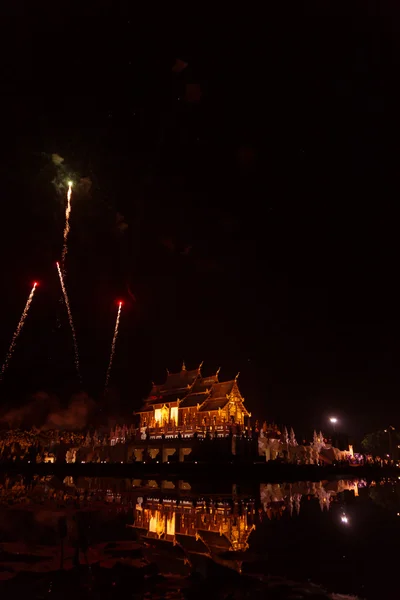 Vuurwerk celebration op Aziatische paviljoen architectuur met spiegelen — Stockfoto