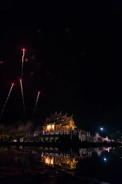 Célébration du feu d'artifice à l'architecture du pavillon asiatique avec reflet — Photo