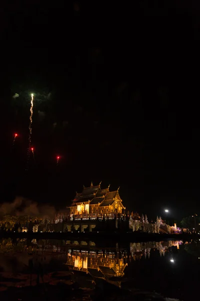 Célébration du feu d'artifice à l'architecture du pavillon asiatique avec reflet — Photo