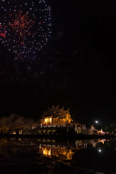 Célébration du feu d'artifice à l'architecture du pavillon asiatique avec reflet — Photo