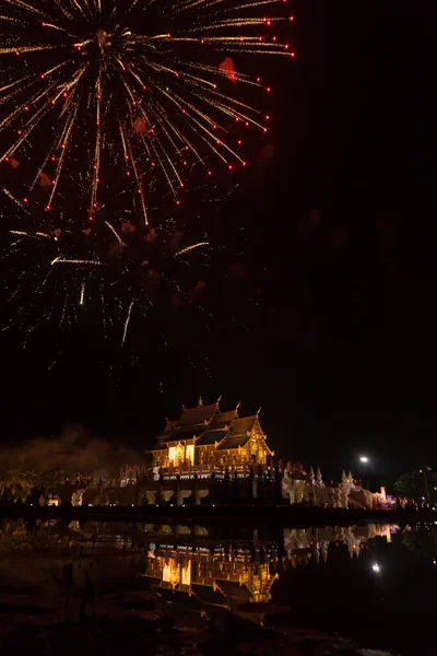 Célébration du feu d'artifice à l'architecture du pavillon asiatique avec reflet — Photo