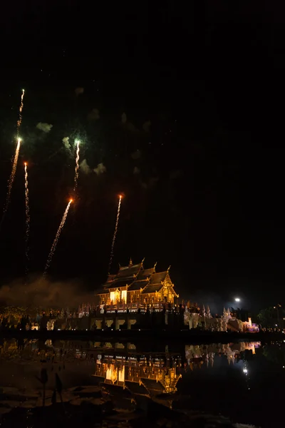 Célébration du feu d'artifice à l'architecture du pavillon asiatique avec reflet — Photo