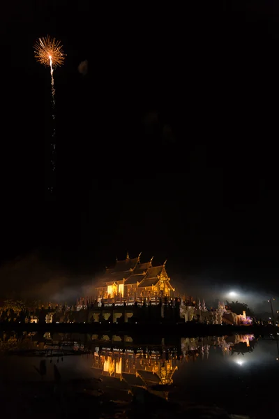Święto fajerwerków w Azji pawilonu architektury z odbijać — Zdjęcie stockowe