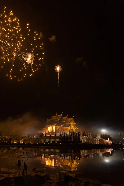 Célébration du feu d'artifice à l'architecture du pavillon asiatique avec reflet — Photo