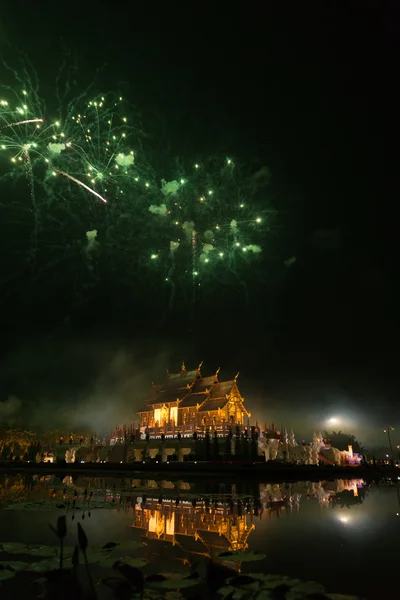 Célébration du feu d'artifice à l'architecture du pavillon asiatique avec reflet — Photo