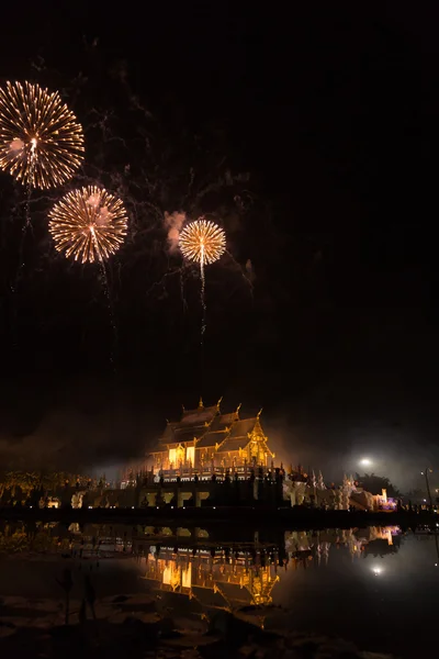 Célébration du feu d'artifice à l'architecture du pavillon asiatique avec reflet — Photo