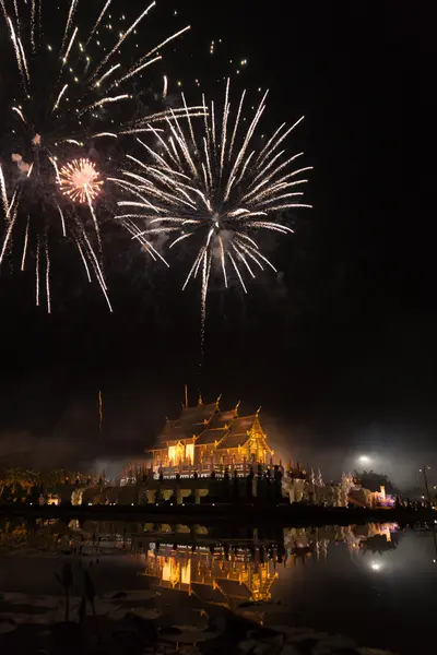 Célébration du feu d'artifice à l'architecture du pavillon asiatique avec reflet — Photo